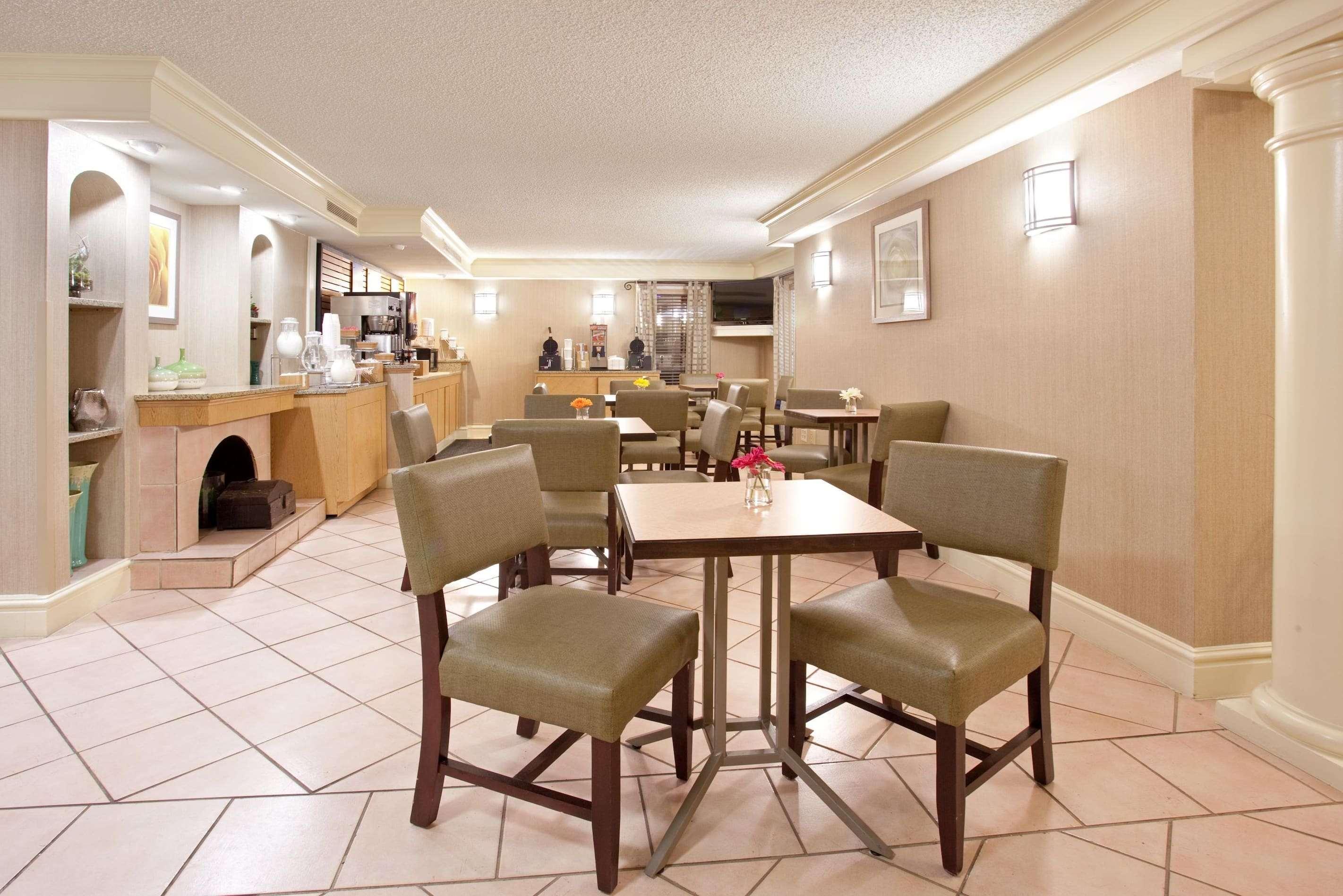 La Quinta Inn By Wyndham Denver Central Екстериор снимка