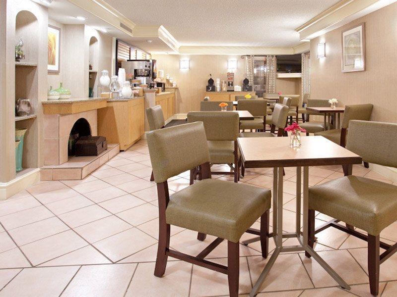 La Quinta Inn By Wyndham Denver Central Ресторант снимка