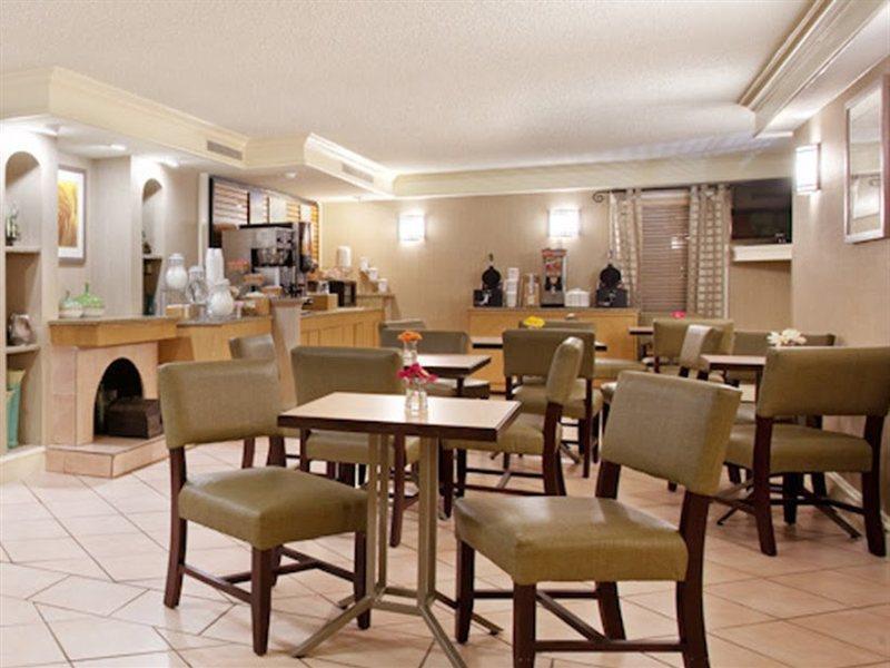 La Quinta Inn By Wyndham Denver Central Ресторант снимка